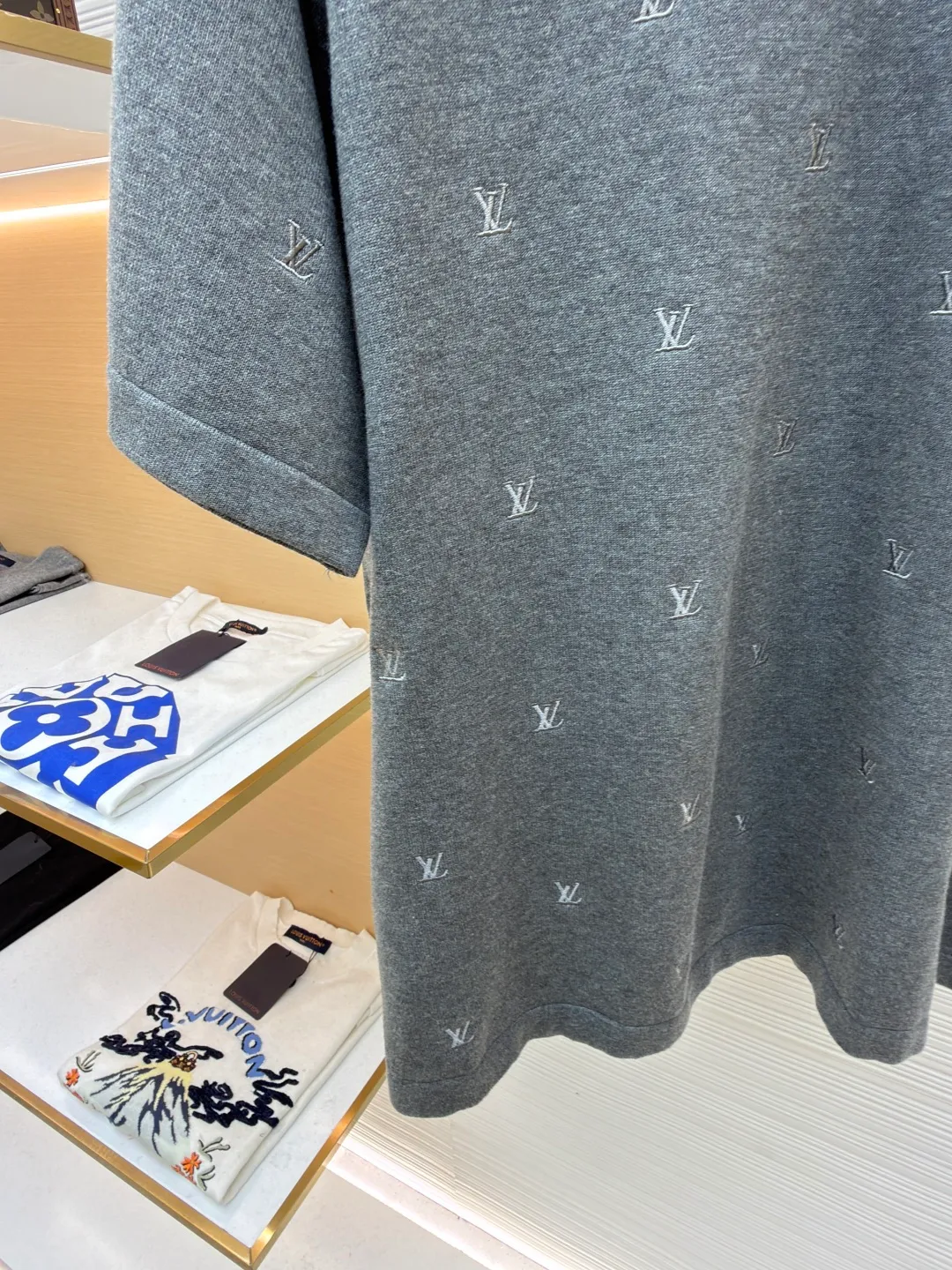 LOUIS VUITTON woolen short sleeves with small gray characters embroidery ●Original version: purchased and developed by 11365 ●Item number: 1682208-B00 ●Fabric: pure cotton yarn wool fabric ●Technology: embroidery production ●Color: gray ●Version: fitted version ●Weight: about 380 grams ●Size: XS-S-M-L ●Description: The whole piece is made with full embroidery technology. The stitching technique is mainly used to fill in the slender and curved lines of the embroidery shape, which can show the details and layering of the pattern. The slender and curved lines have a strong sense of line and three-dimensionality when stitched, and the stitching technique is vivid, lively and has good coverage. Use embroidery thread to embroider the pattern stitch by stitch. The pattern will be tight and have a shrinking effect. The splicing of the armholes, neckline and body adopts fine stitch processing instead of direct sewing. This processing method makes the product more detailed; it also improves the texture of the product and the yarn itself has ductility. The upper body has a drapey feel without being tight and wraps around the body. The washing process of the yarn softens the touch of the fabric while still retaining the original sense of wideness. The overall wiring is straight and delicate, the fabric is comfortable and soft, and the color is consistent without color difference. It can be matched with the same style to create a fashionable look and control various occasions. Customized accessories, complete with three standards, same style for men and women!